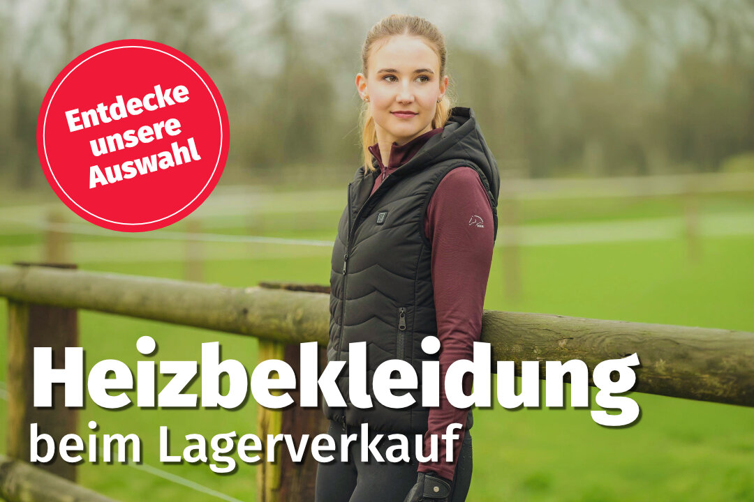 Eine junge Frau steht vor einem Zaun in Reitkleidung und schaut nach rechts, sie trägt eine Heizweste. Im Vordergrund steht in großer Schrift Heizbekleidung. Darunter in kleiner beim Lagerverkauf. Oben links ist ein Kreis in dem steht Entdecke unsere Auswahl.