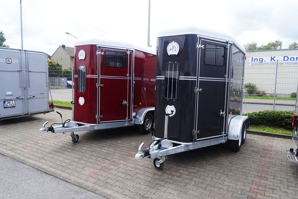 Provan Premium Pferdeanhänger in rot und blau nebeneinander