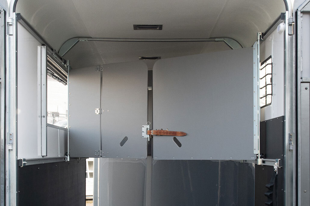 Flexible, zweigeteilte Wand 